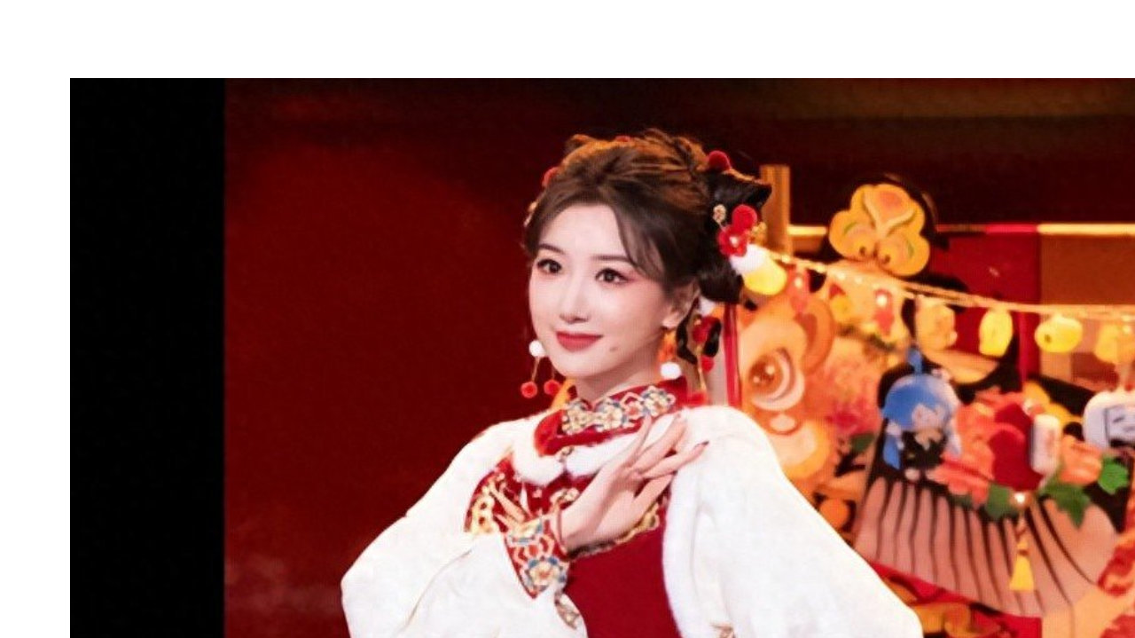 毛晓彤红色连衣裙，格外的喜庆，少女感十足！