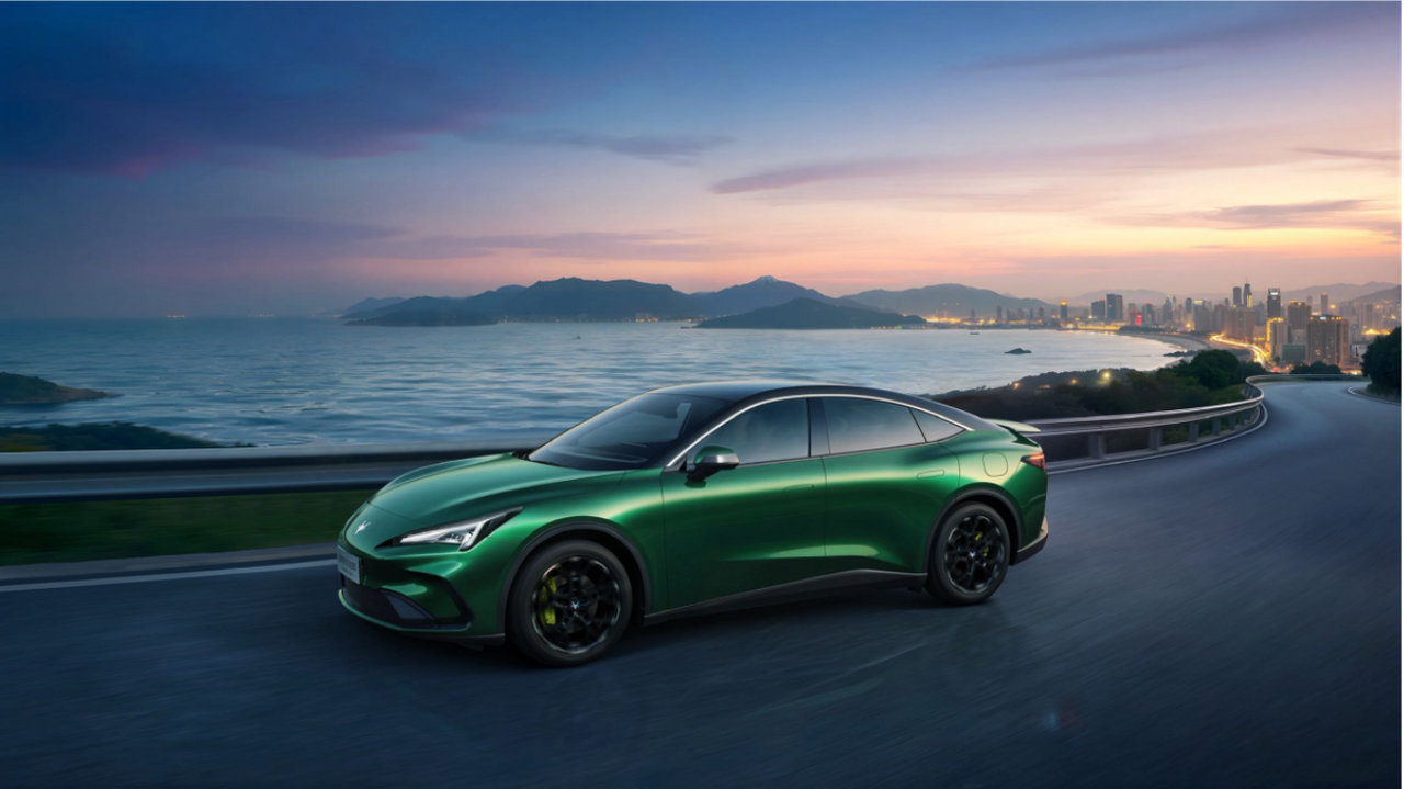 上市补贴价9.98万起，极狐全新阿尔法S5全系标配宁德时代不开盲盒