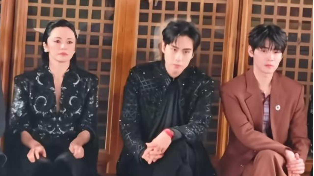 姚晨官宣离婚后首现身，与胡一天同框看秀状态好，大背头气场十足