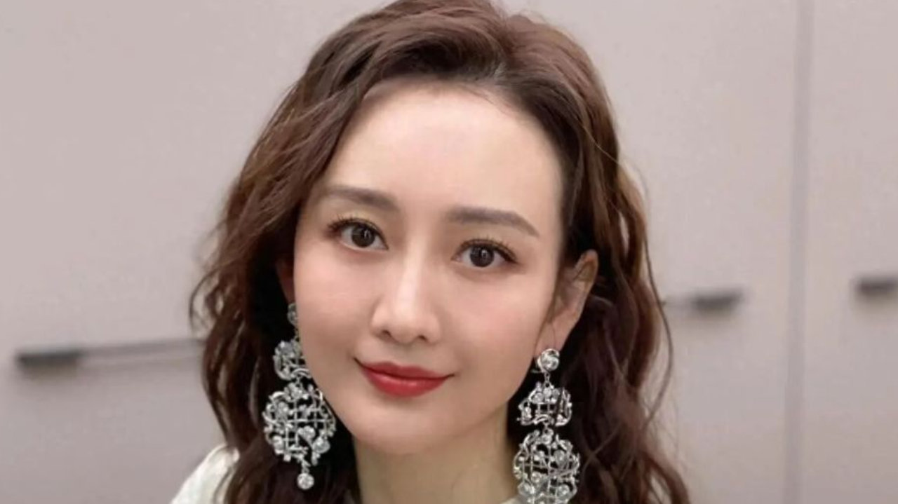 43岁王鸥近况曝光！曾被传与何九华相恋生娃，如今自曝单身上热搜