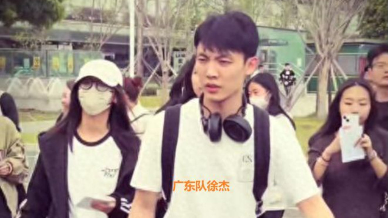 广东队已经抵达成都！很多球迷迎接，胡明轩凝重 徐杰情绪低落