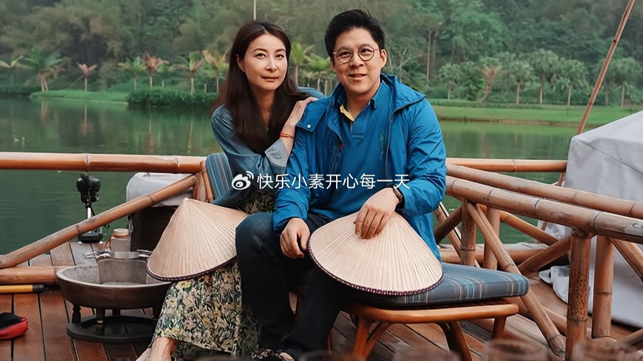 郭晶晶一家5口游广西，12岁霍中曦牵着妈妈的手，爸爸像保镖