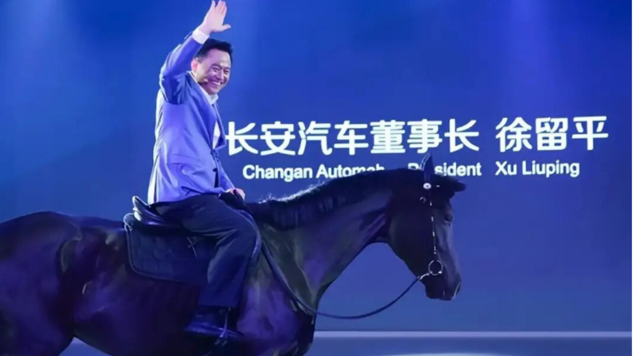 那个骑马开发布会的男人，落马了！
