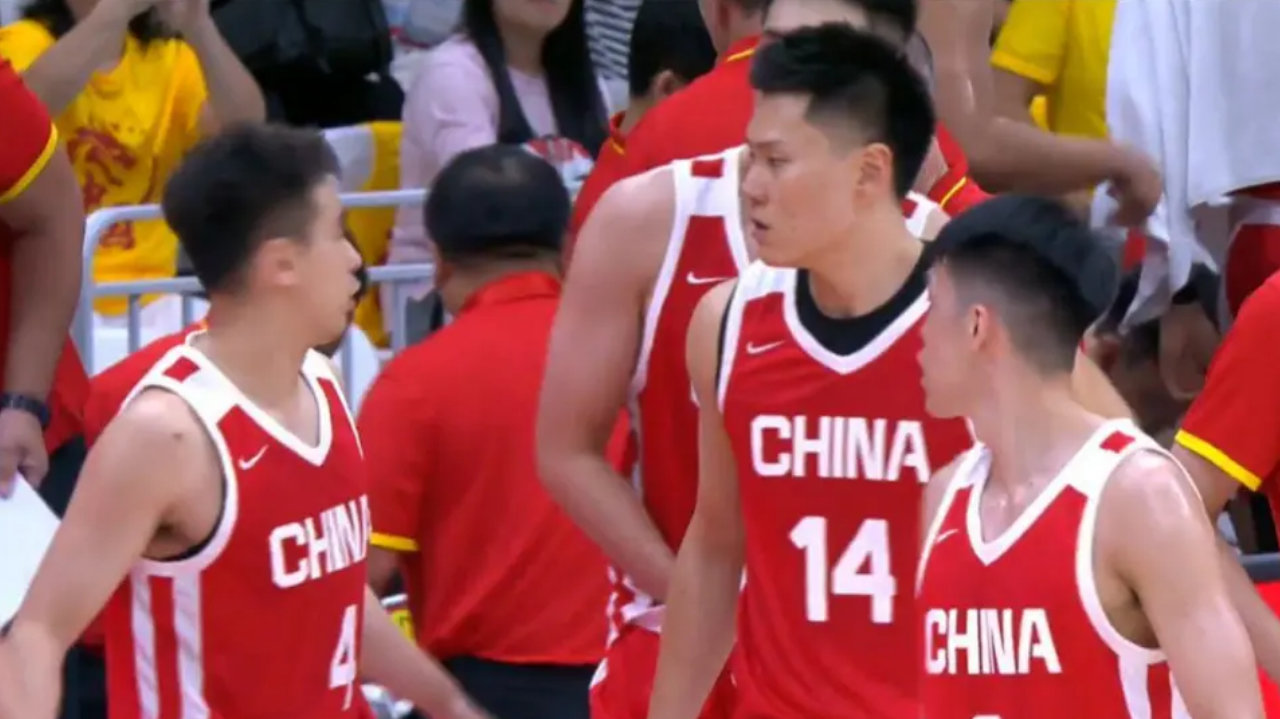 又2中0！男篮唯一得分挂0之人，球迷：你不上就是对国家队最大的帮助