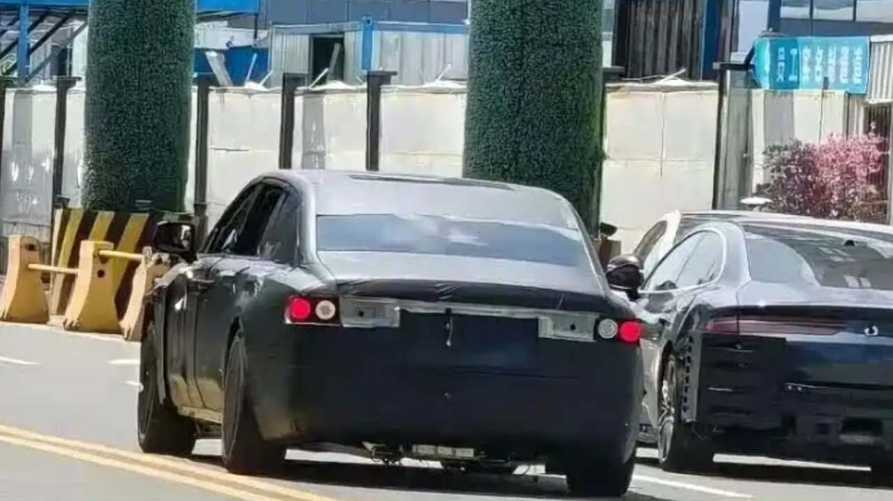 尊界S800这下有对手了！仰望方正行政车曝光，车长5.5米霸气十足