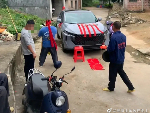 刚刚买的新车，给他来了这么一出，啥风俗了，奇怪了