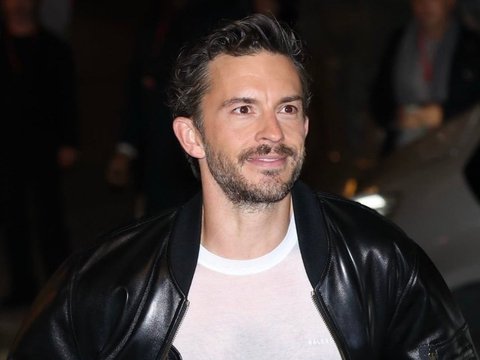 杨紫琼巴黎首映礼脱乔贝贝衣服