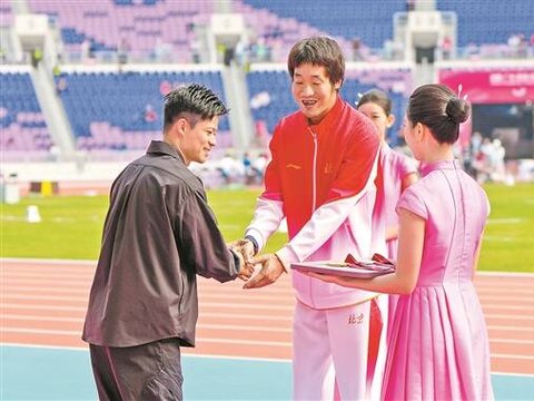 苏炳添田径场颁奖 体育精神薪火相传