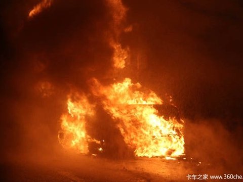 奥迪追尾大货车被拖行