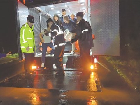 暴雨夜19名公交乘客被困