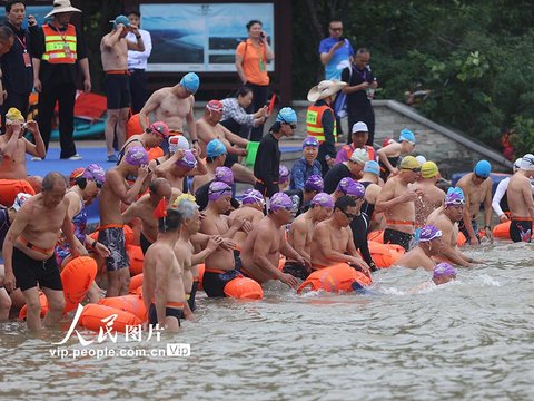 河南三门峡：3700余名“泳士”横渡母亲河