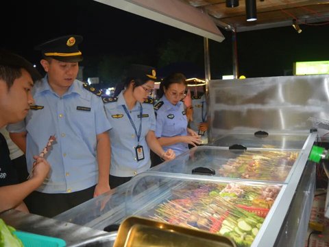钟山县多部门联合亮剑夜市假劣肉制品整治