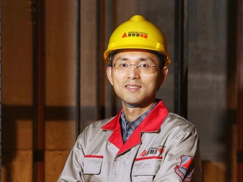 圆梦火炬从“0.01的执念”开始,他“攀”出电梯新标杆后捐了荣誉证书 圆梦火炬从“0.01的执念”开始,他“攀”出电梯新标杆后捐了荣誉证书