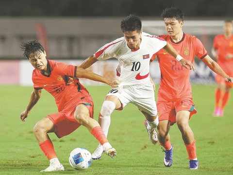 中国男足首战告捷