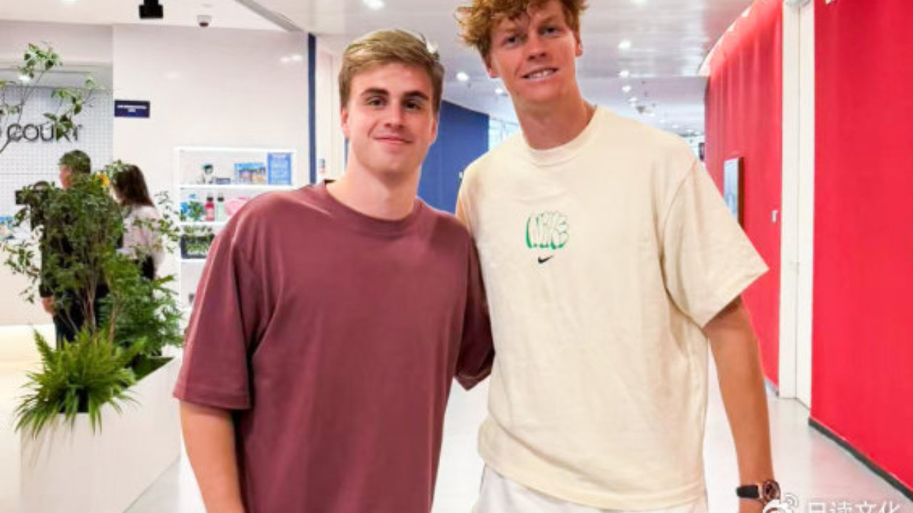 莫雷加德与辛纳合影，网坛新星的跨界同框