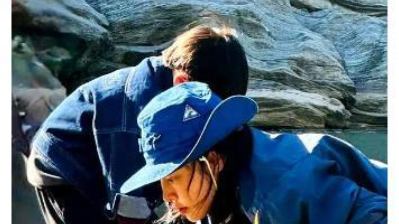 白百何带俩儿子回国！17岁大儿子戴耳钉扎小辫，身高180cm超像陈羽凡