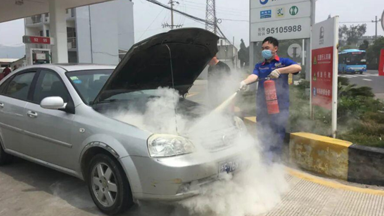特斯拉给400万辆老车推了个更新，然后主板烧到了96度