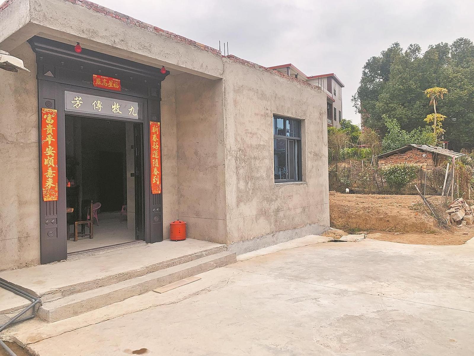 告别破旧老屋
叔侄迁入新居