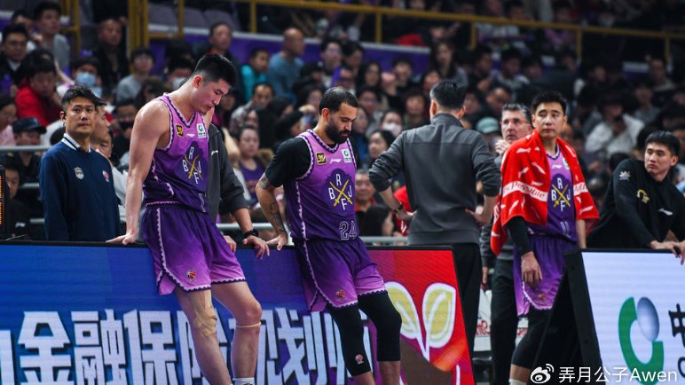 最后10秒落后4分直接缴械！让外教画战术，三冠主帅成提线木偶？