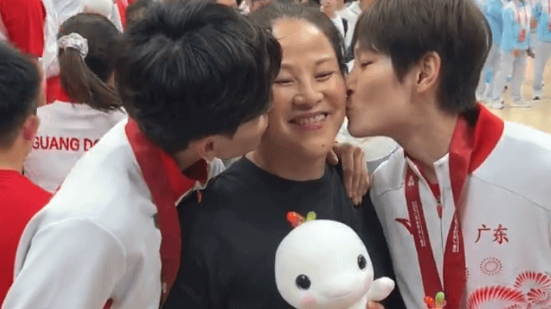 全队疯狂庆祝夺冠！杨力维杨舒予痛哭亲吻母亲，郑薇讲述幕后故事