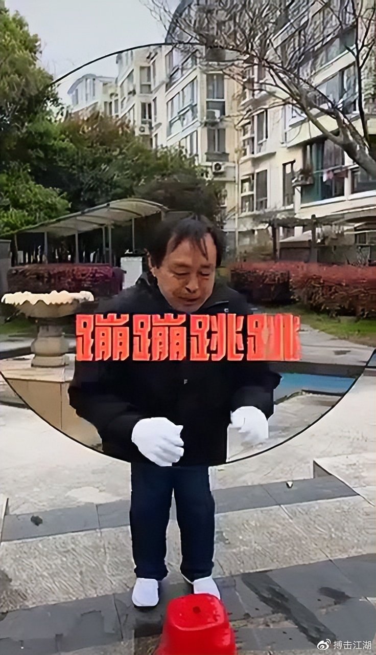 老当益壮！72岁马保国1秒打8拳！寸拳呼呼挂风，还能连蹦小凳子