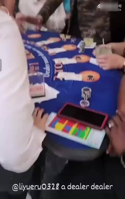 性感荷官在线发牌！李月汝和队友玩21点 吊带裙吸睛