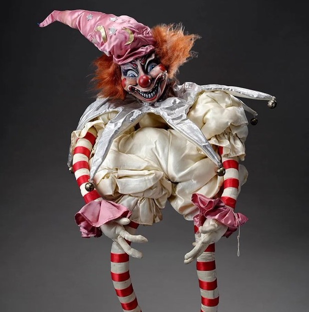 佩德罗·帕斯卡珍藏凯文·费奇所赠《鬼驱人》小丑玩偶