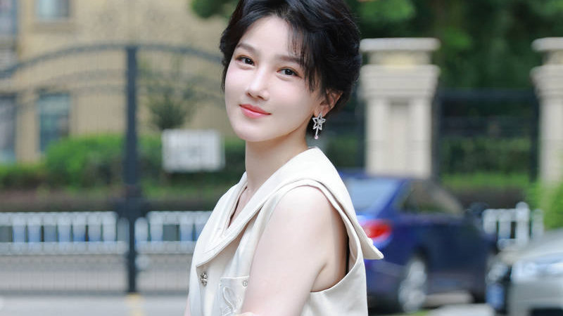 陈小纭穿百褶裙清纯甜美 肌肤似雪少女感满满