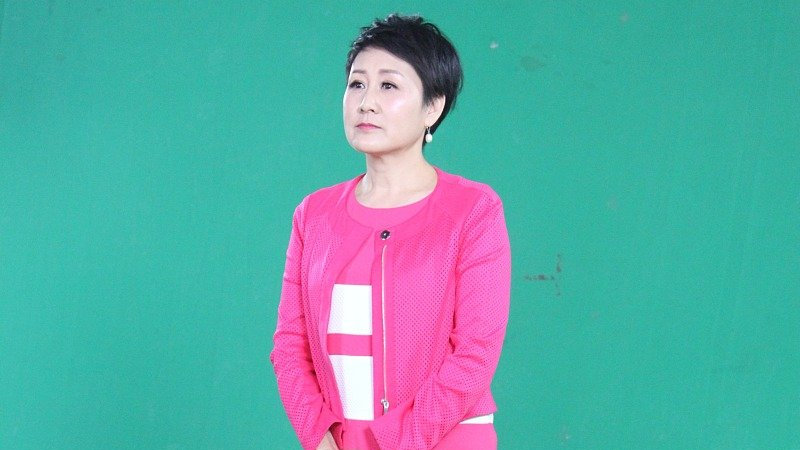 张凯丽黑丝争议：当明星代言过期5年，公众为何仍在″审判″她的穿搭？