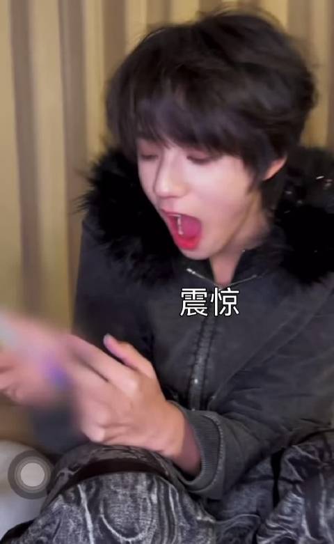 王橹杰对于蓝色战衣经典表情包的reaction