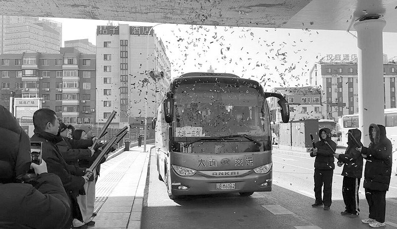 拎着年货家门口乘上返乡车