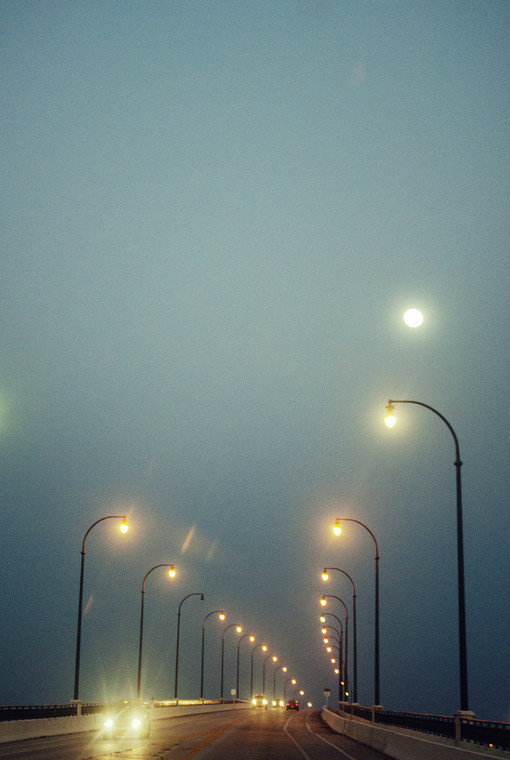 "路灯为什么多半是暖色调的,大概是为了温暖那些孤独的路人吧.