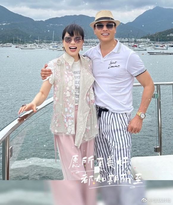 吕良伟与杨小娟的爱情长跑22载，揭秘杨小娟支持丈夫翻身成功的秘诀！-杨小娟和吕良伟结婚视频