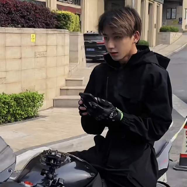 又一机车网红因车祸去世!21岁庄慕卿隧道内撞车,现场一片狼藉休闲区蓝鸢梦想 - Www.slyday.coM 又一机车网红因车祸去世!21岁庄慕卿隧道内撞车,现场一片狼藉休闲区蓝鸢梦想 - Www.slyday.coM