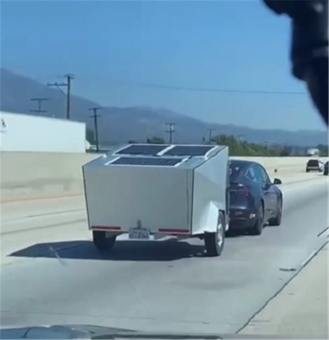 改拖车钩的特斯拉,车尾配“充电机”,车主开车上路根本不怕没电休闲区蓝鸢梦想 - Www.slyday.coM 改拖车钩的特斯拉,车尾配“充电机”,车主开车上路根本不怕没电休闲区蓝鸢梦想 - Www.slyday.coM