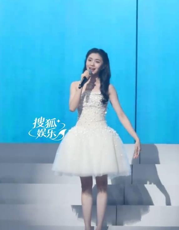 刘浩存奇妙夜穿白裙唱《小幸运》，清甜嗓音唱完行公主礼