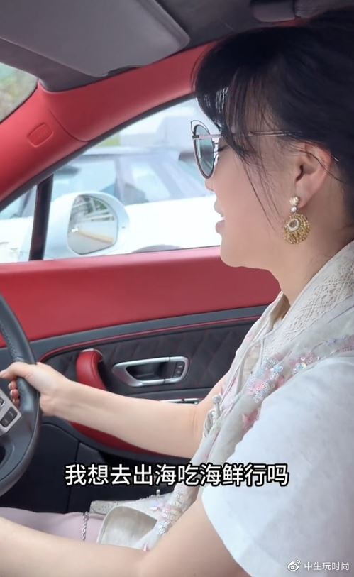 吕良伟与杨小娟的爱情长跑22载，揭秘杨小娟支持丈夫翻身成功的秘诀！-杨小娟和吕良伟结婚视频