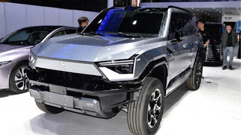 猛士M817内饰原来是这样 搭载华为鸿蒙5车机 这款车你爱了吗？