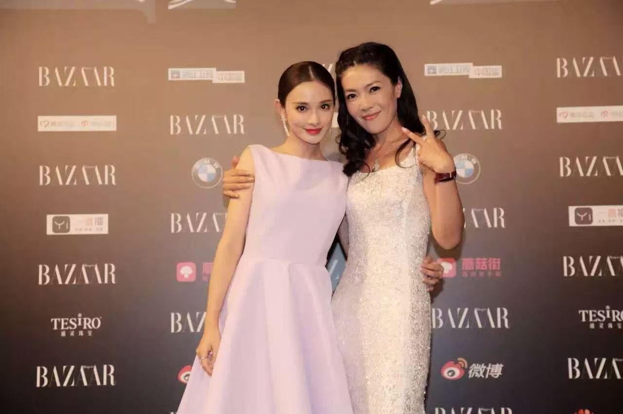 彭小苒凌晨发朋友圈长文配九宫格