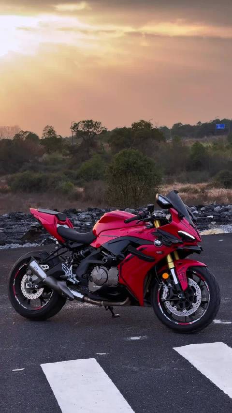 “炙热的青春又怎么能少的了四缸内燃机的轰鸣声”