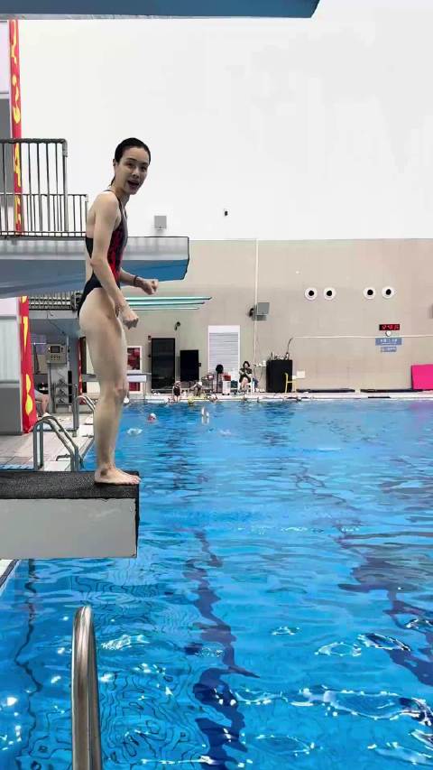 为了给女儿做示范，再次穿上泳衣！