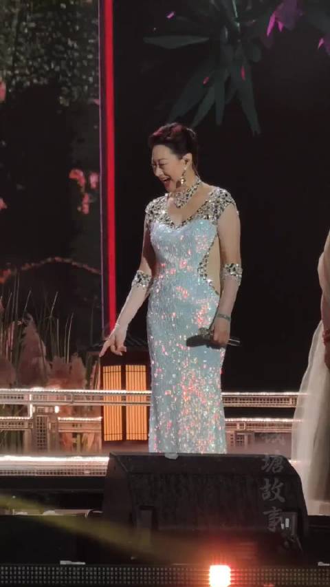 谢幕时赵雅芝的川剧白娘子造型惊艳全场 成都太给力