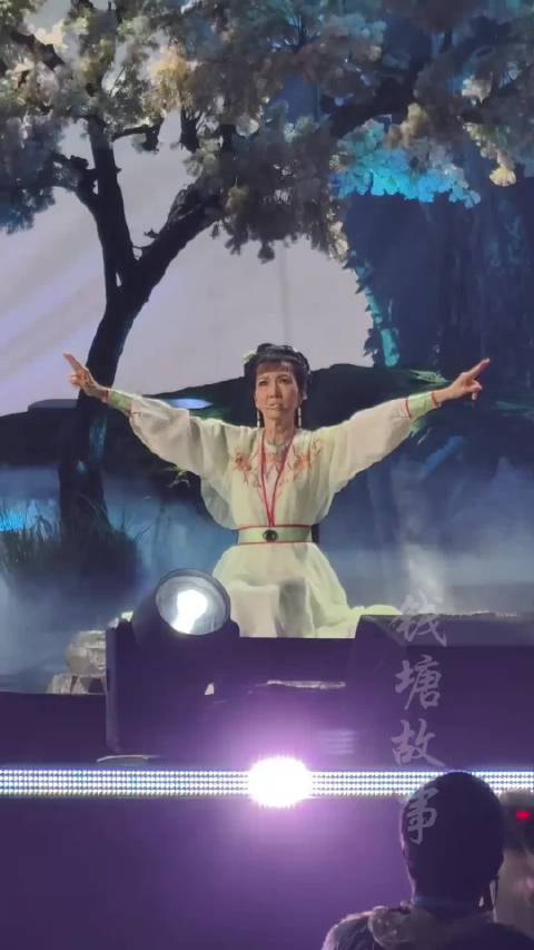 陈美琪这个装造太还原了，耍飞镖的动作和剧中一模一样啊