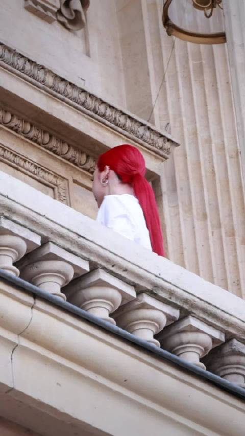 易梦玲巴黎梅西卡晚宴以红发大光明低马尾造型亮相