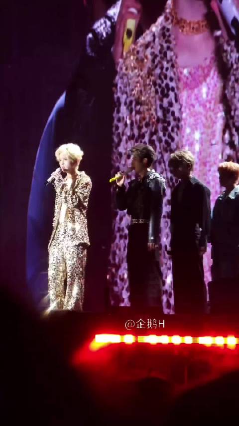 捉到一只玩小童手的李歪歪!好有爱的两个人!