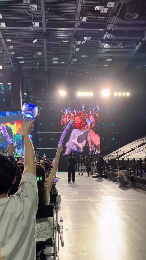 现场原唱合唱版一事无成想不到还可以现场听到原唱版的一事无成！