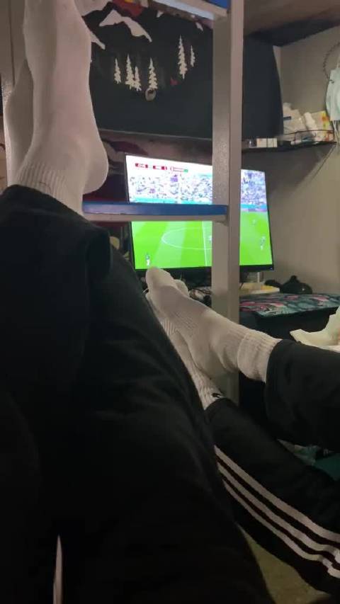 沙特阿根廷世界杯对决成青春记忆，学生宿舍熬夜观赛引共鸣