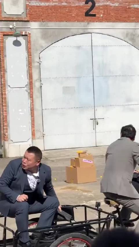 范志毅岳云鹏骑三轮离开，德云社众演员重现“燕子”名场面燕咂