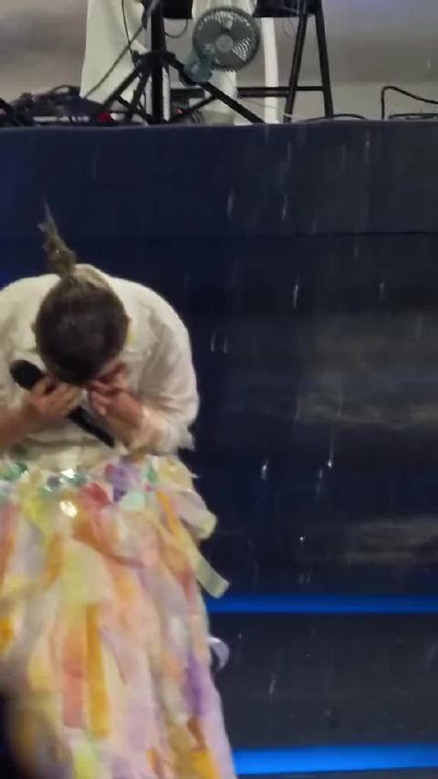 梁静茹石家庄站演唱会结束曲《情歌》，梁静茹冒雨唱歌够敬业
