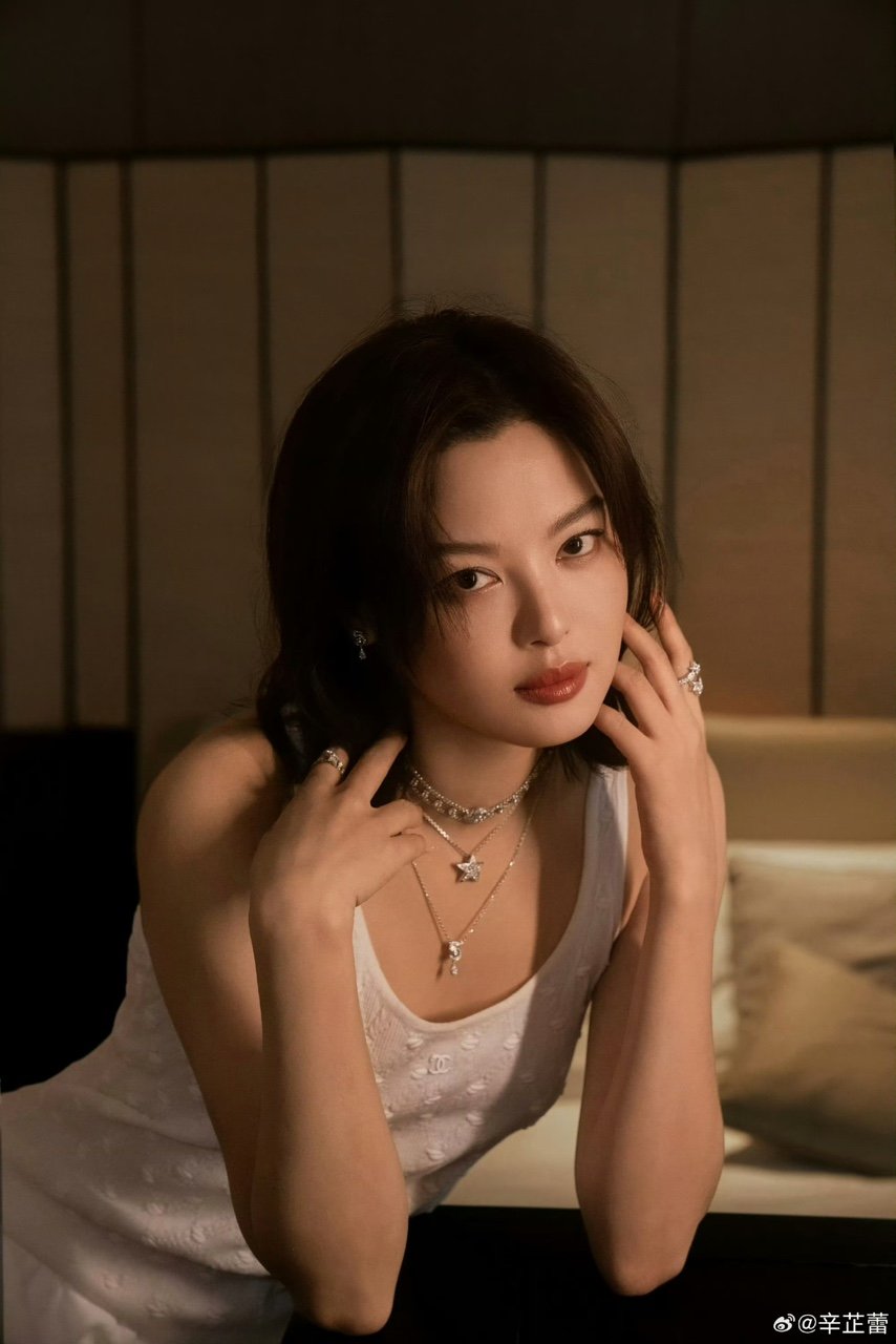 辛芷蕾易烊千玺登环球银幕封